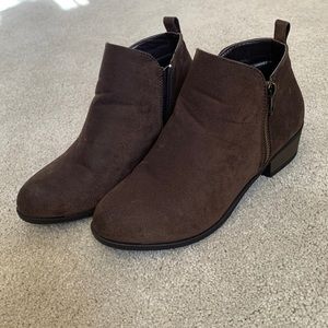 Women’s brown suede ankle boots in good used condition. Size 7